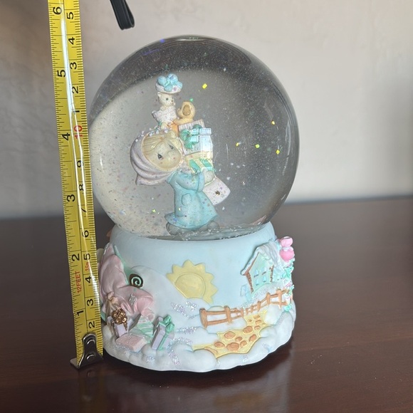 Precious Moments Jingle Bells musical snow globe - Picture 9 of 12